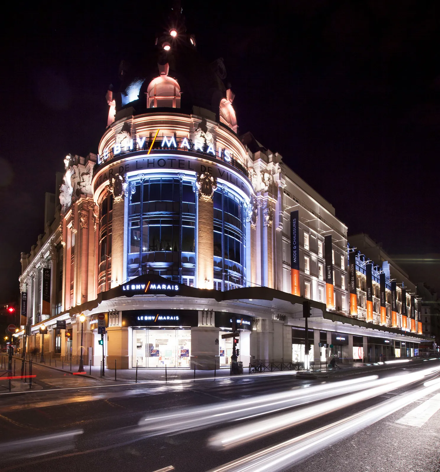 Façade illuminée du BHV Marais à Paris, de nuit — Le BHV Marais, Paris