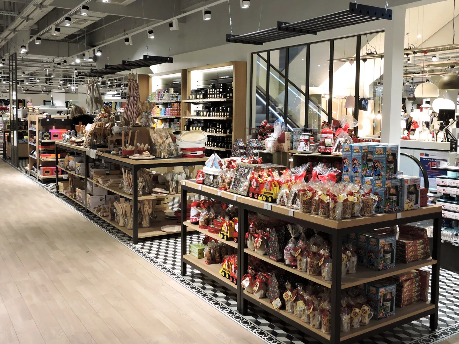 Espace épicerie avec meubles de présentation en bois et métal — Le BHV Parly 2, Le Chesnay