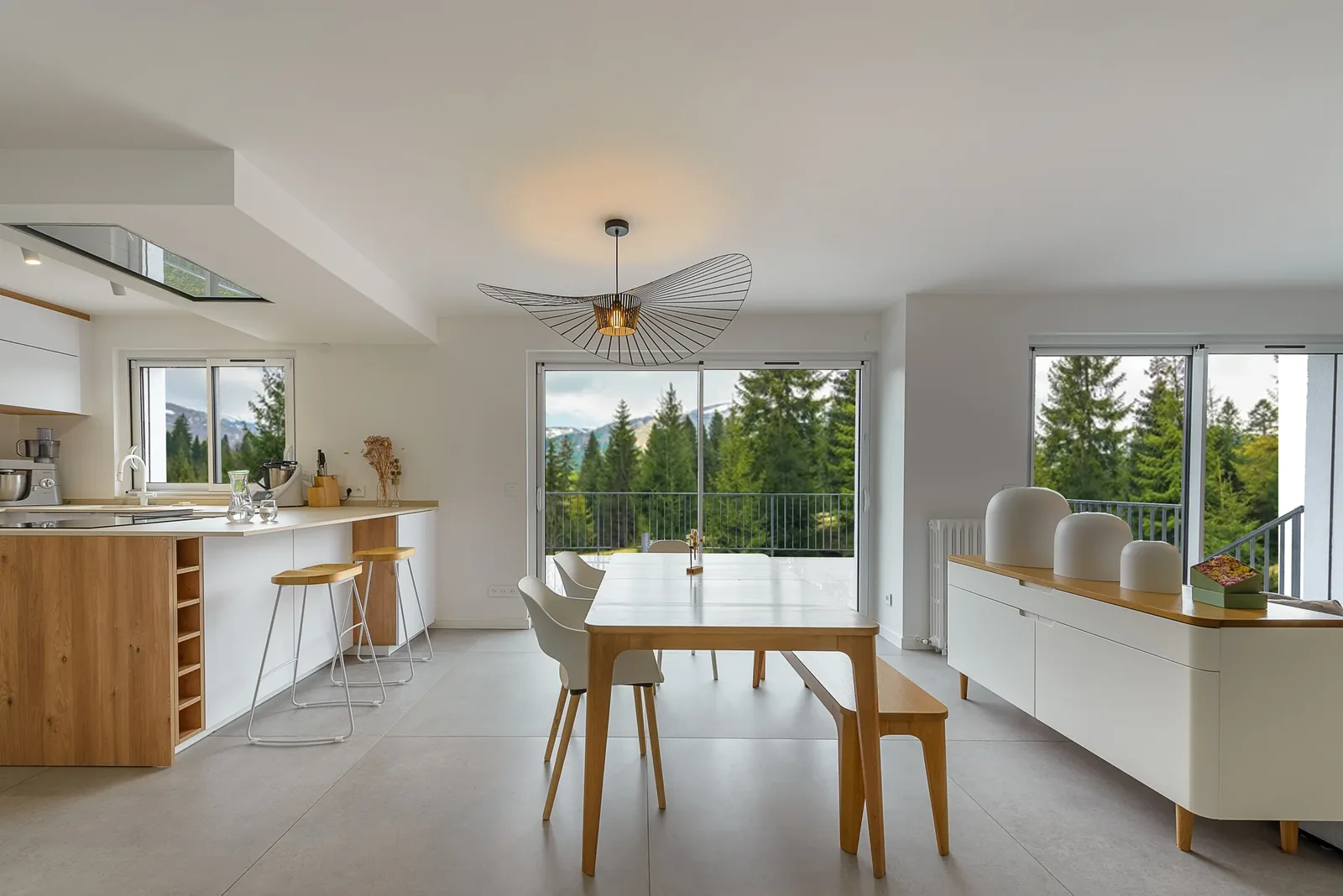 Cuisine ouverte en bois et blanc face au jardin — En revenant du Japon, Divonne-les-Bains