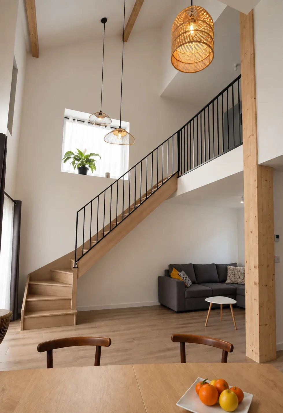 Séjour en double hauteur avec escalier en bois et poteau ancien — Une histoire de famille, Echenevex