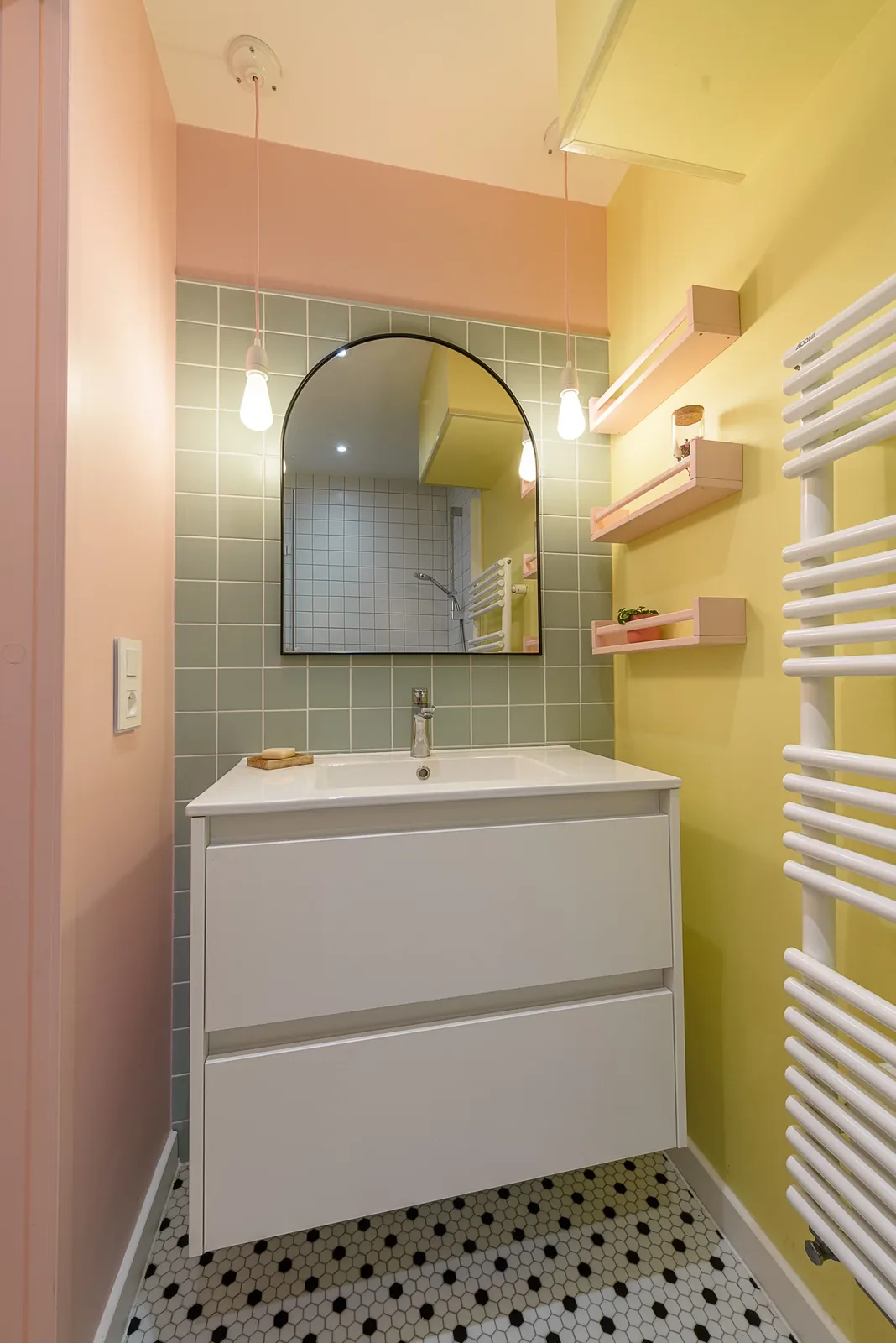 Salle de bain jaune et rose, miroir arche et meuble vasque — Quand la couleur s'invite, Divonne-les-Bains