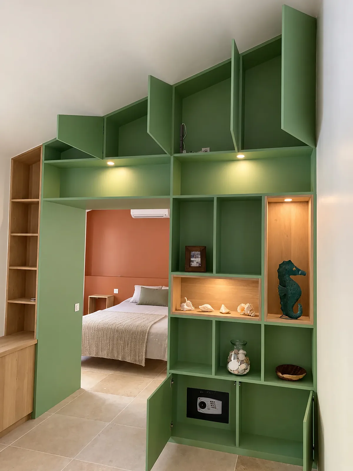 Bibliothèque sur mesure vert sauge ouvrant sur la chambre parentale — Un air de vacances, Rayol-Canadel-sur-Mer